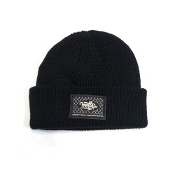 BEANIE CORTO CON PARCHE ECO-CUERO BEANIE CORTO CON PARCHE ECO-CUERO